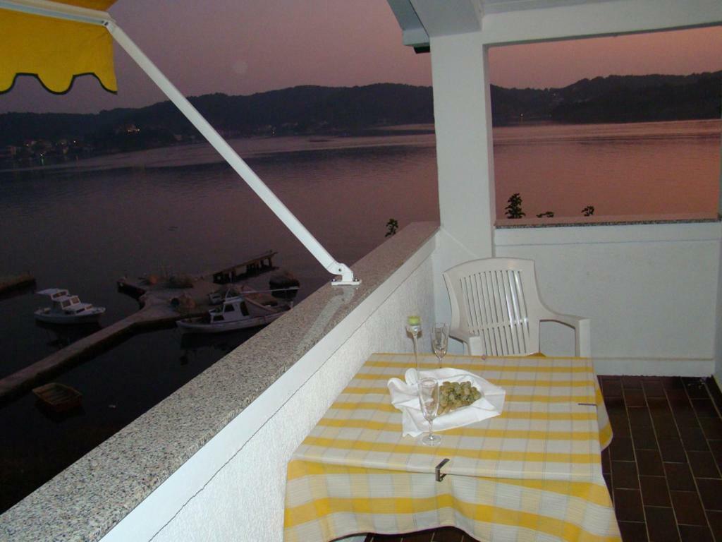 House Subic Apartman Supetarska Draga Kültér fotó